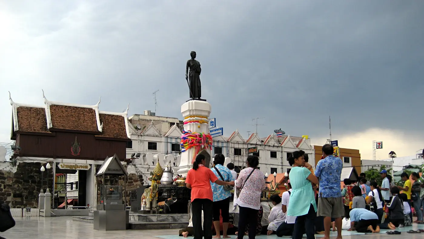 Thao Suranari Monument